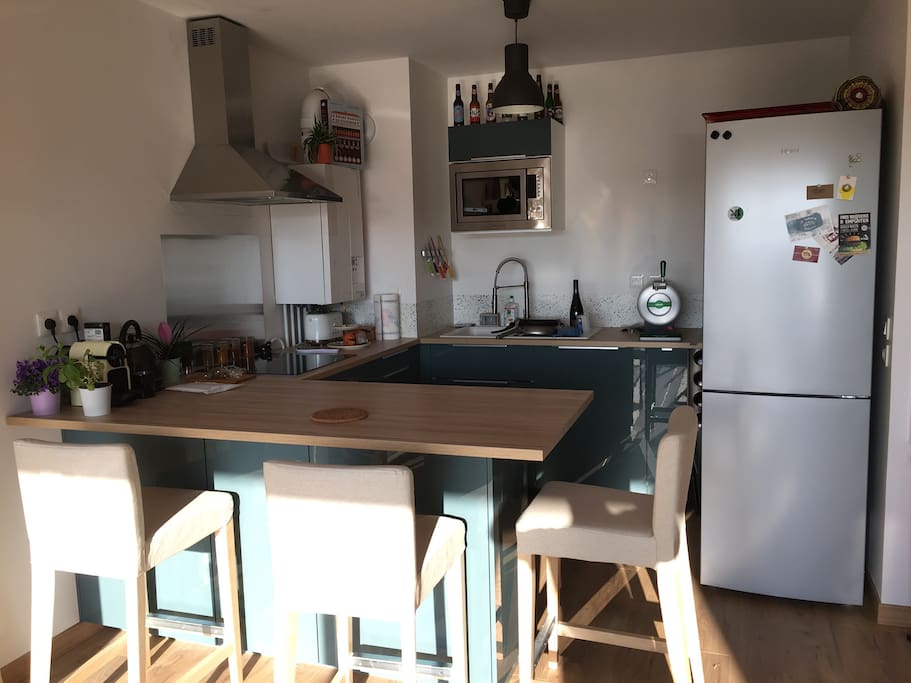 Cuisine équipée avec la vaisselle, blinder, micro onde, cafetière, bouilloire, grille pain.