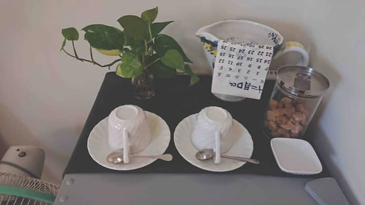 來杯香濃的咖啡，享受悠閒美好的時光。