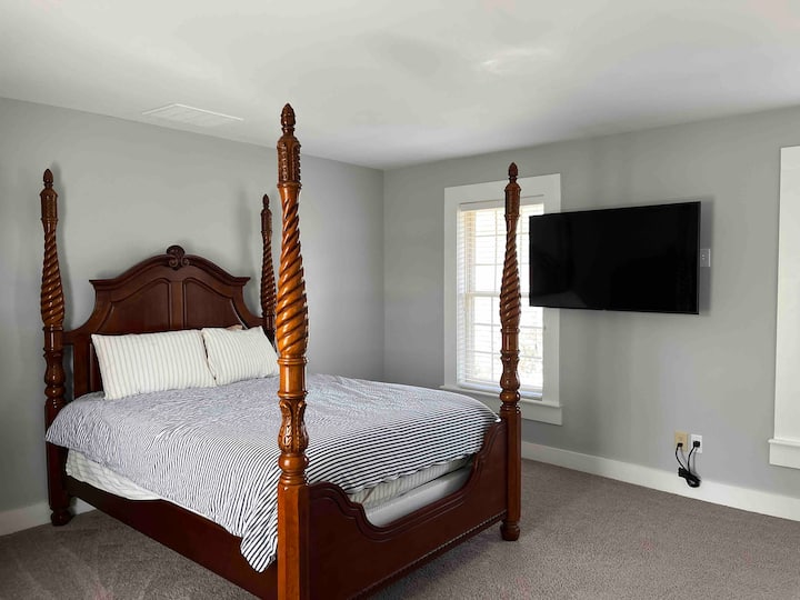 Master Bedroom with Queen bed. There is an ensuite bathroom attached.