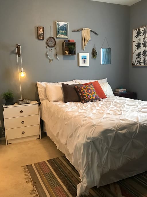 queen size bed, 55" Smart TV