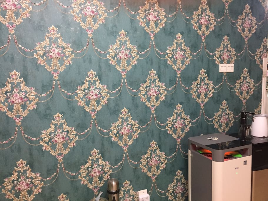 这是客厅一角。还是因为新贴壁纸,不好意思展示全貌,整理好后会更新图片