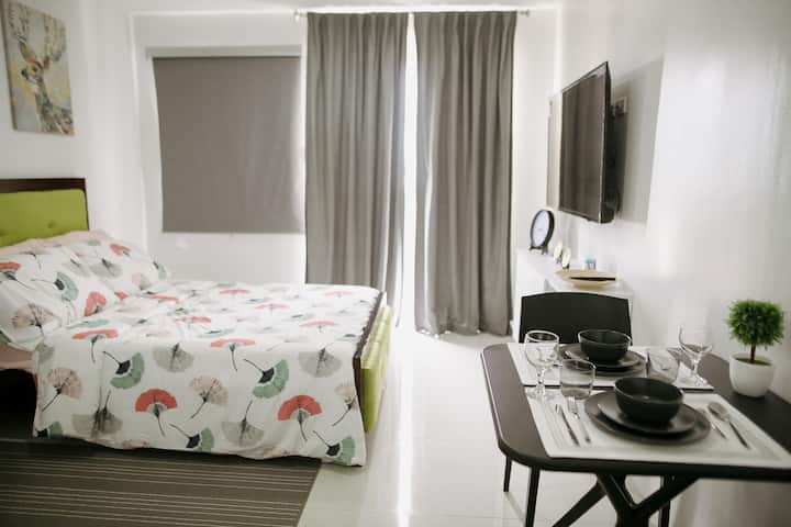 Minimalist Studio Unit In The City + Rooftop Pool - Bacolod