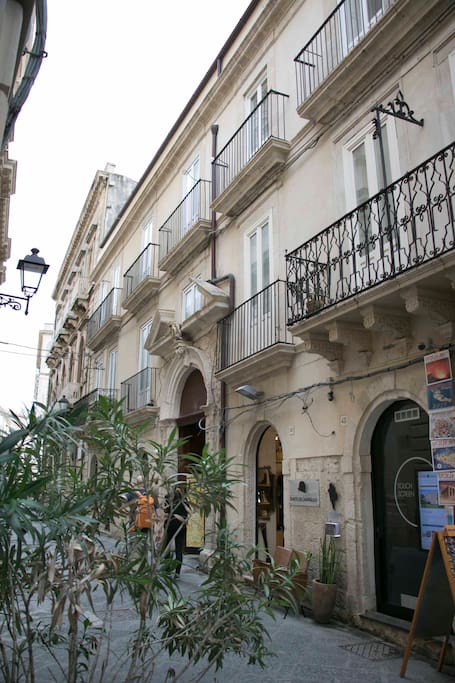 Facciata frontale con vista dei balconi dell'appartamento
