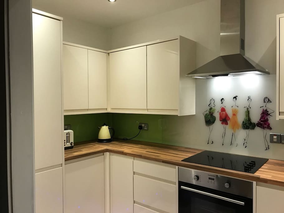 Kitchen with integrated washer/dryer and dishwasher