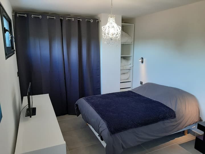 Chumba cha kulala 1 na chumba cha kuoga
kitanda 140 x 190
TV
Storage Space