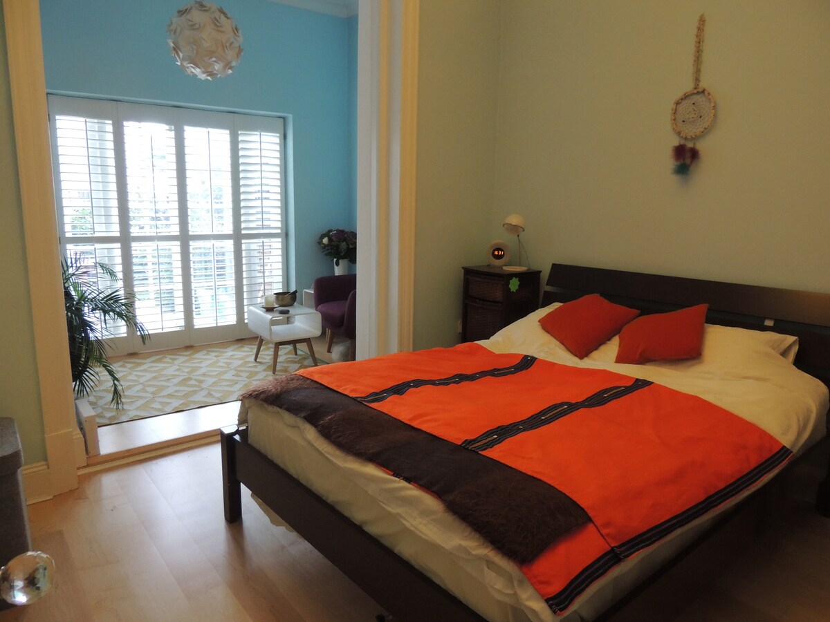 Priestranná svetlá spálňa s veľmi dobrým matracom