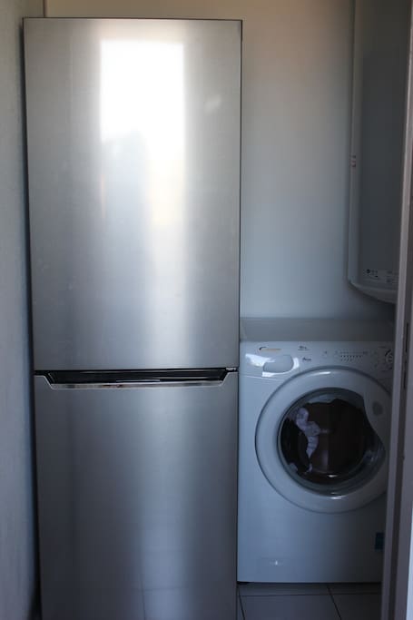 Frigidaire avec congélateur et machine à laver.