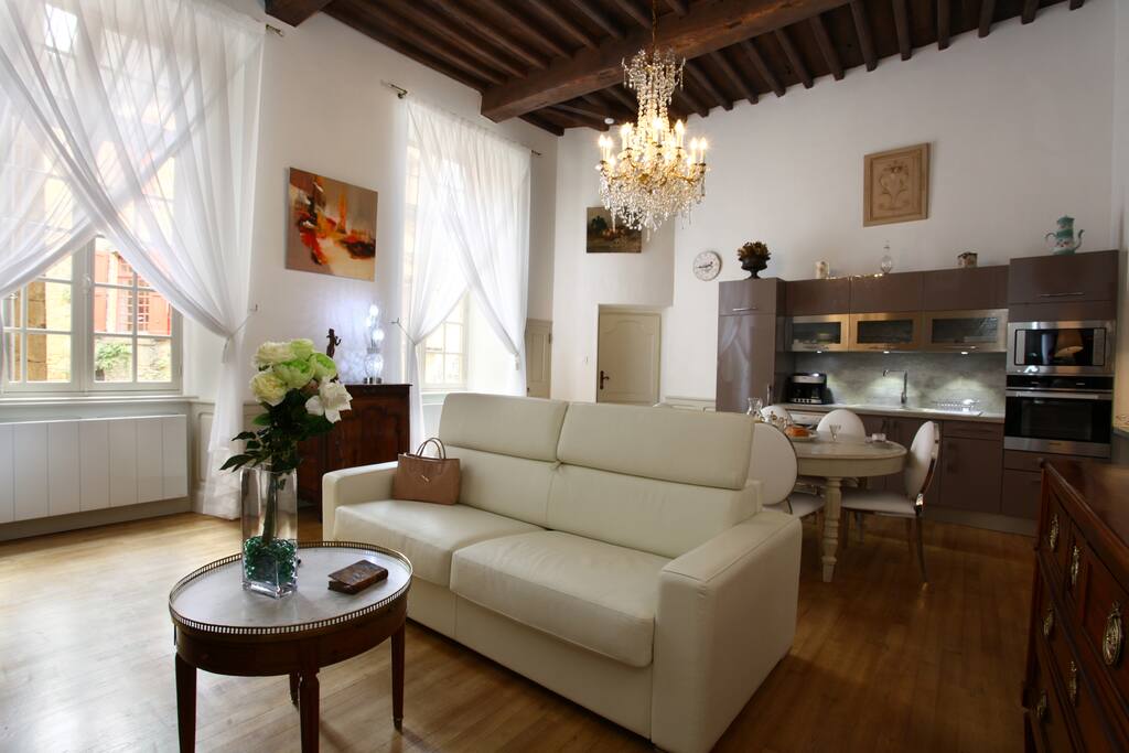 Le salon et le coin repas.