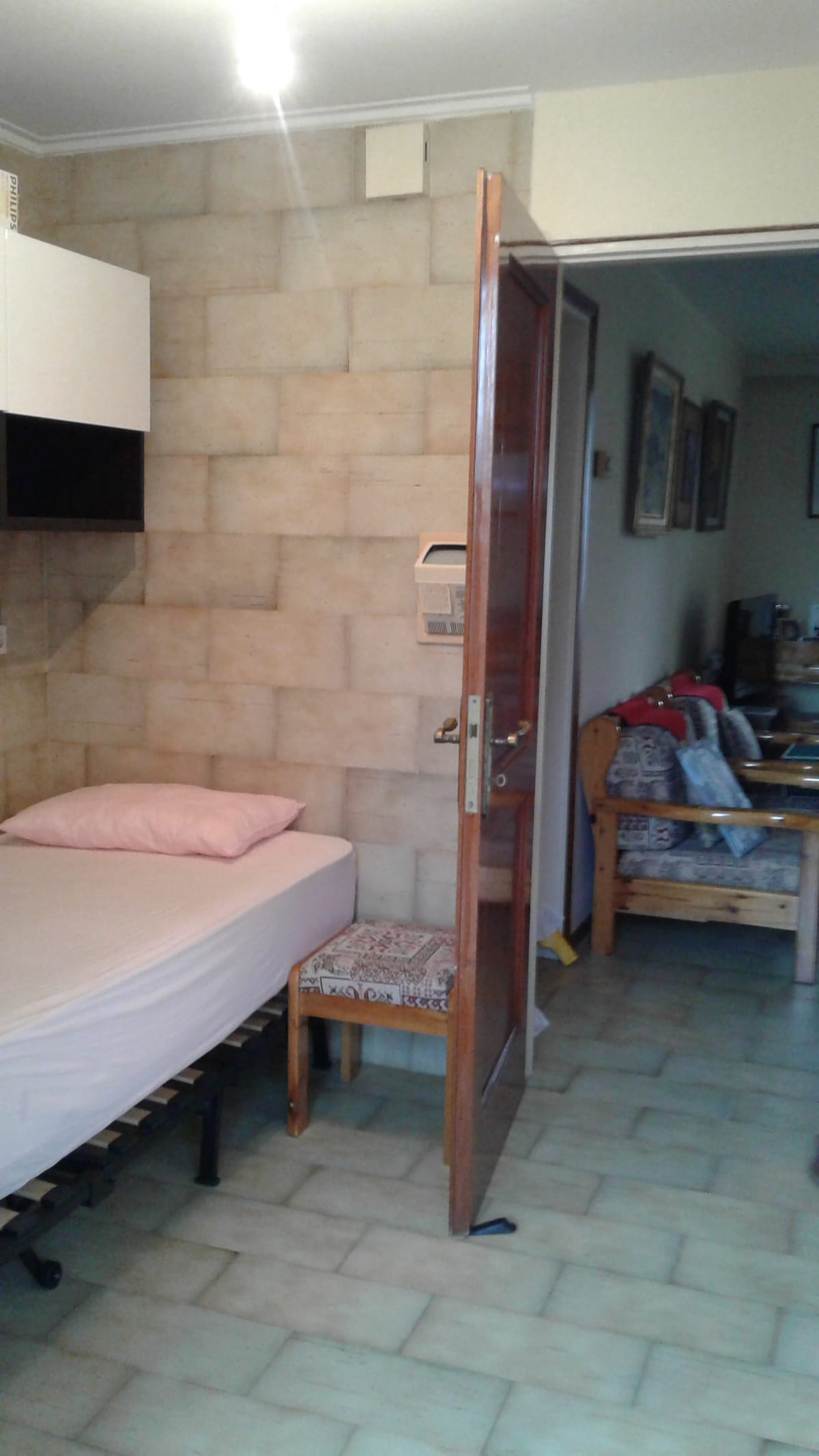 Dormitorio secundario (sala de estar en la parte trasera). Armario arriba.