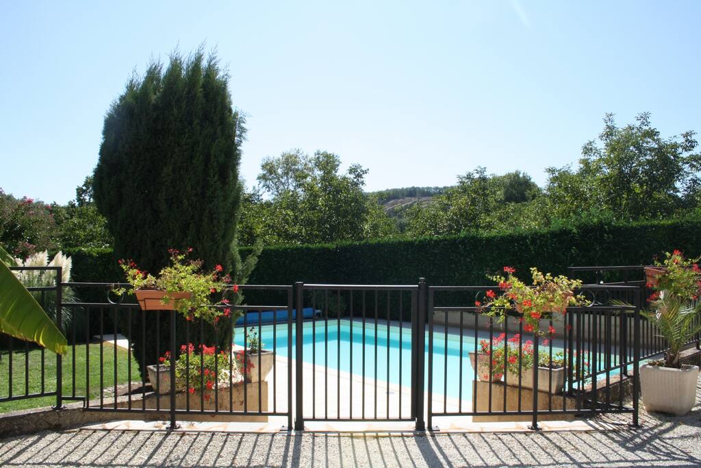 la piscine entièrement cloturée