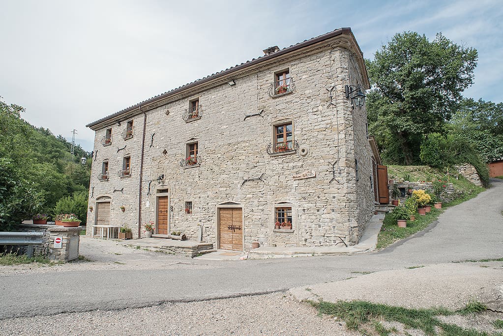 La Facciata del casolare del Mulino Medievale dei Renzetti