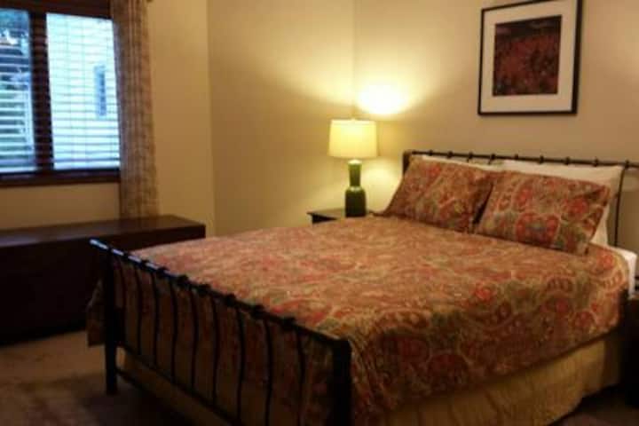 ห้องนอนขนาดใหญ่พร้อมตู้เสื้อผ้าแบบวอล์คอินและทางเข้าห้องน้ำโดยตรง