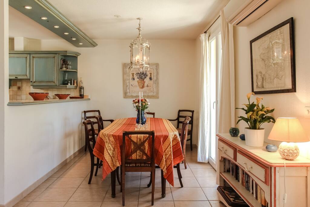 The diningarea with 8 chairs
