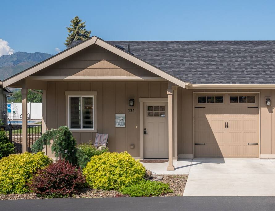 Front porch w/ seating and outdoor parking