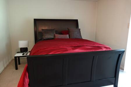 Secluded Basement Apt Kitchenette Free Disney+Hulu