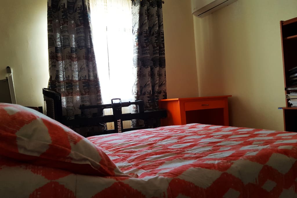 bed with desks for some homework. ( habitation con lo necesario, cama y escritorio)
