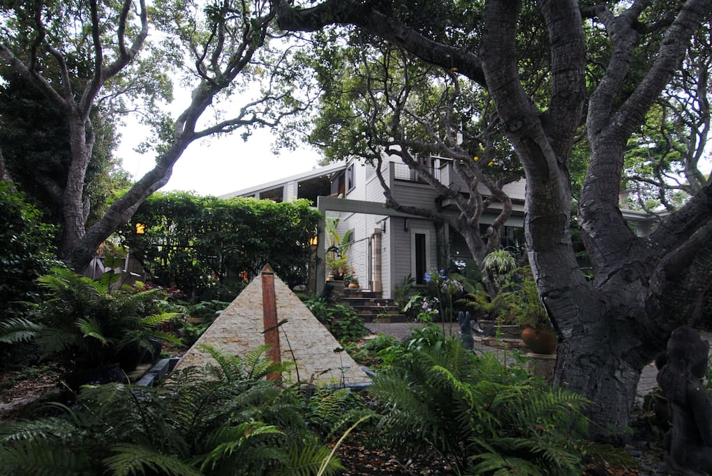 Private, quiet setting, nestled in oak trees, 3 blocks to beach.
