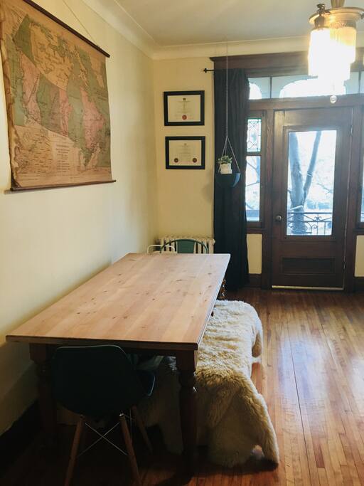 La deuxième partie du salon double. La grande table est idéale pour un bon repas ou pour travailler.