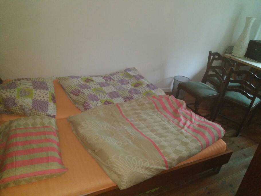 Schlafzimmer mit Doppelbett 2m x 1,80m
