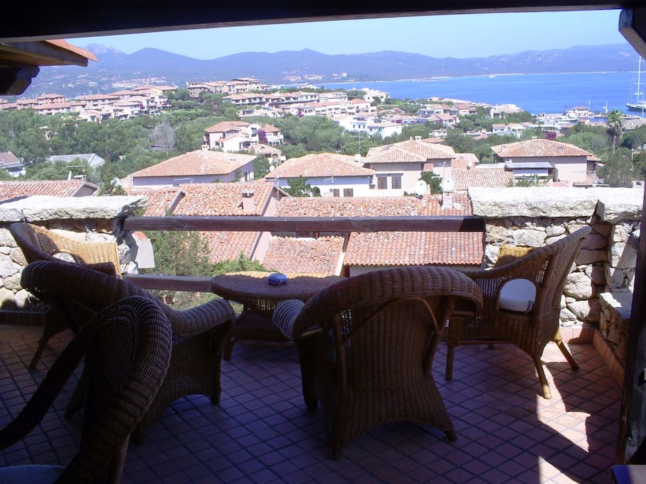 Terrazzino arredato con sedie in vimini.