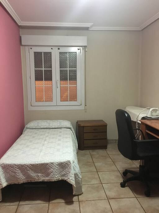 Habitación individual, cuenta con armario, mesita de noche y una mesa de estudio.
