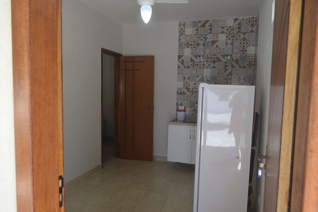 Cozinha clm fogão, geladeira e louça