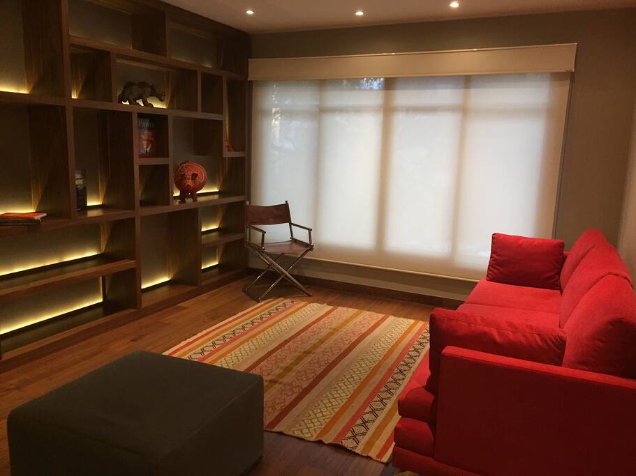 Sala con muy buena iluminación tanto natural como artificial.