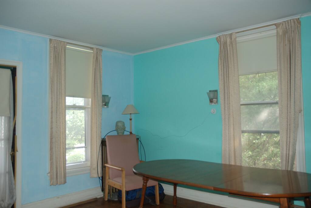 R
Large Room with 2 Single Beds