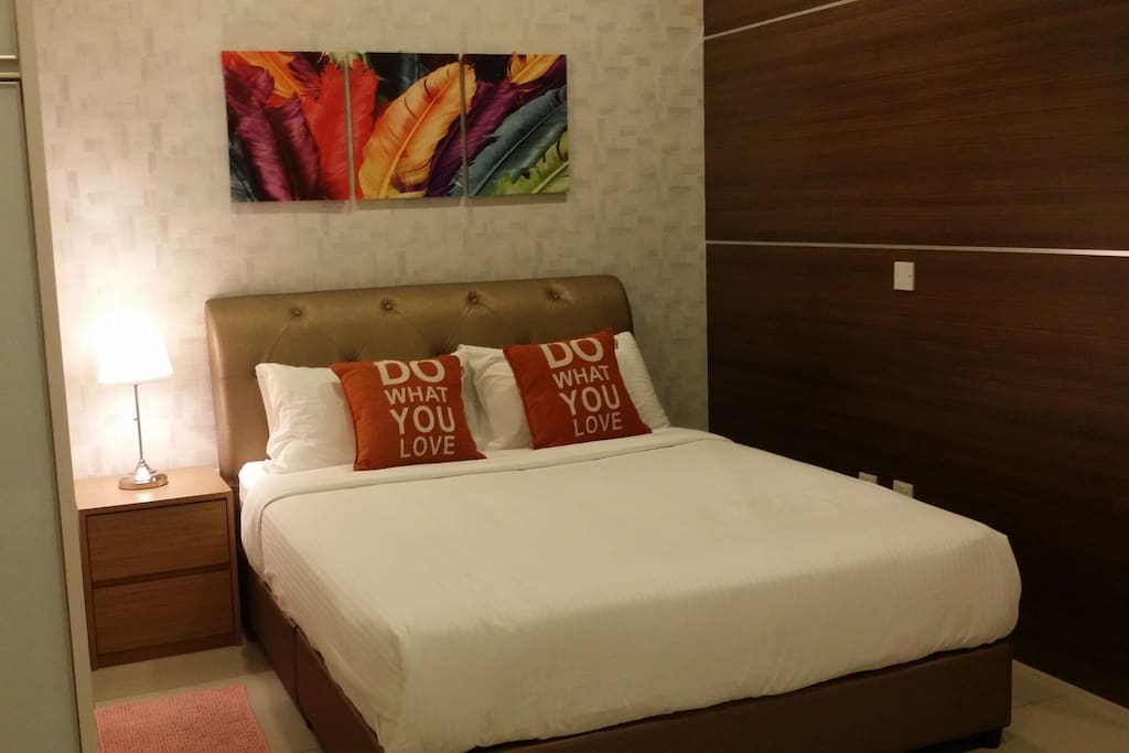 Sleep comfortably with this Queen size bed.