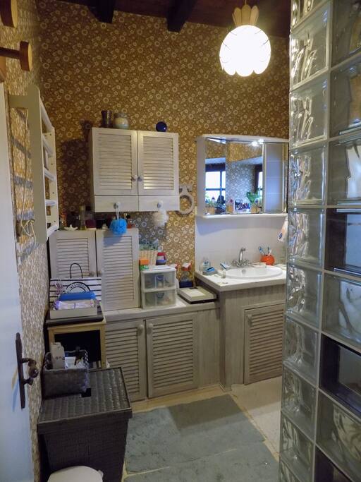 Salle de bain près de la première chambre..