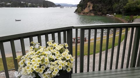 Top Airbnb: The Beach Bach - Water's Edge, Bay of Islands in Bay Of Islands