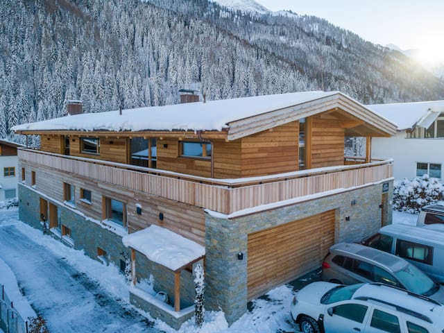 Alpine-modern Apartment with Mountain View (Moos)