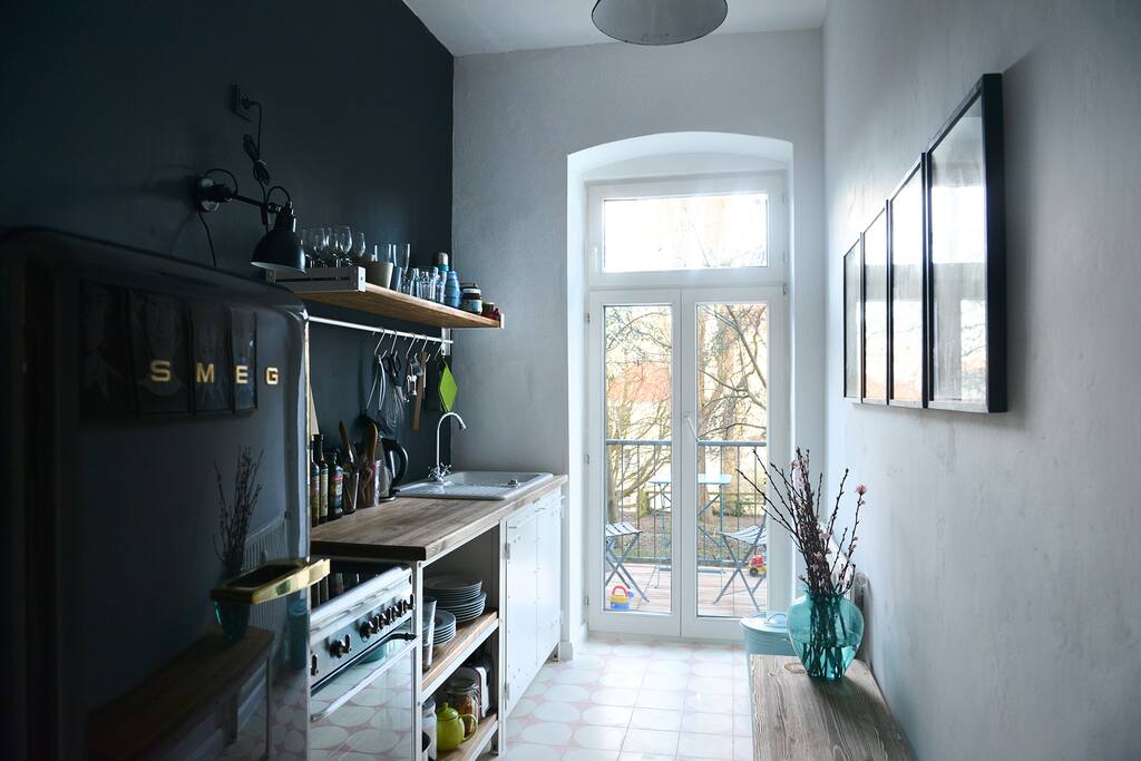 Küche mit Balkon zum Hinterhof