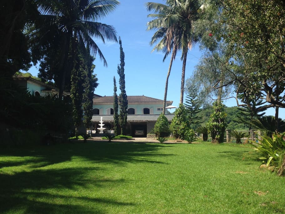 vista do gramado com a casa ao fundo/ view of the garden with the house in the back