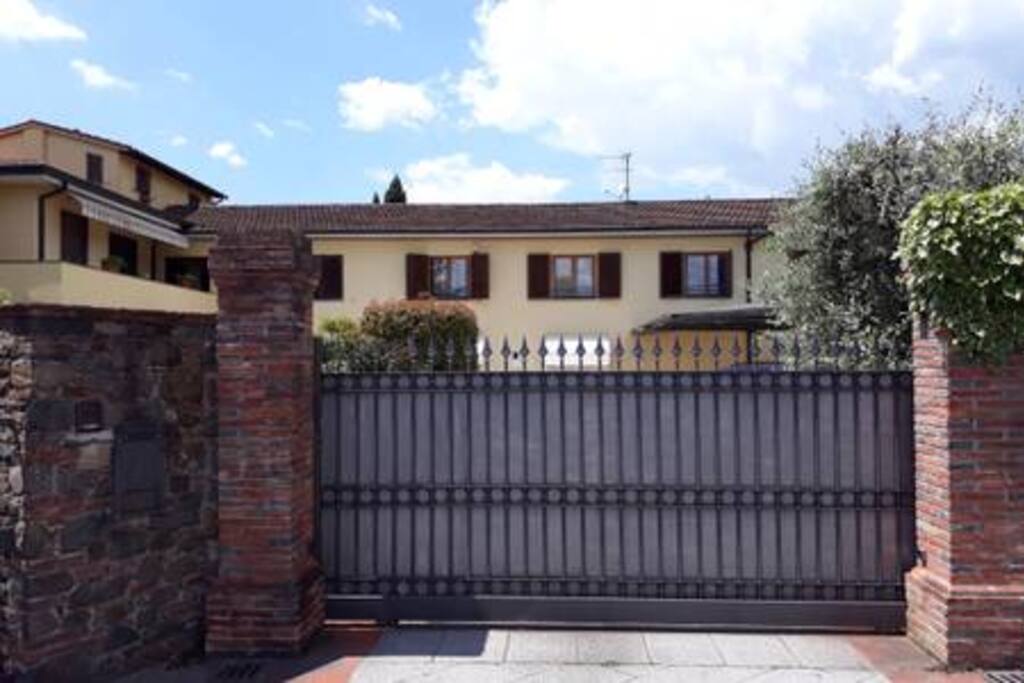 ingresso della strottura, in alto a sn si può vedere l'attico