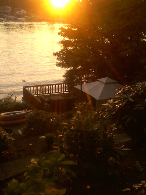 LAKE FRONT Property with Paddle Boards and Kyaks.