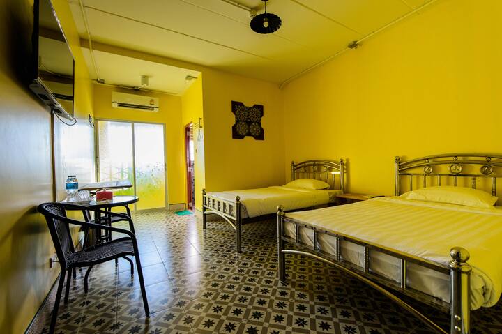 soba sa žutom bojom prikladnom za dvije osobe