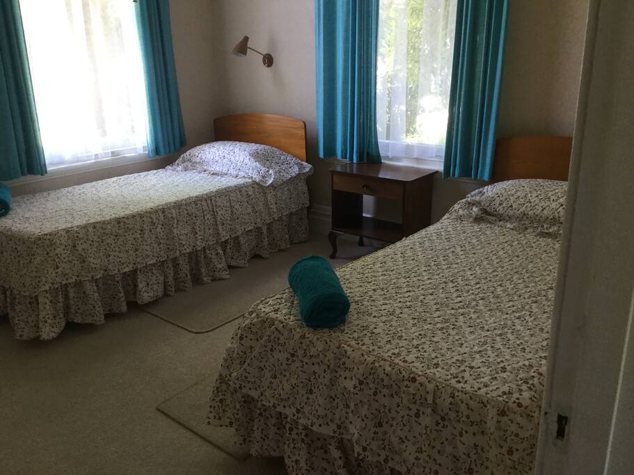 Twin bedroom + own bathroom