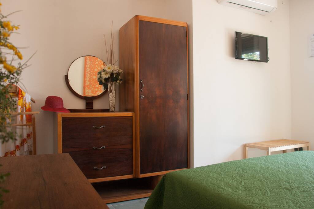 camera da letto con armario , tv e aria condizionata