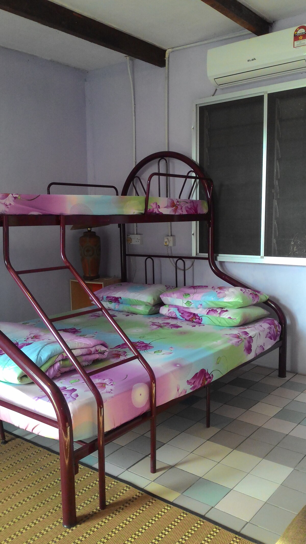 卧室2 ：双人加上单人上下铺。带空调。