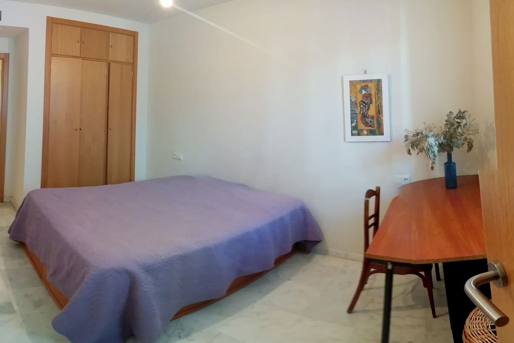 Habitación con cama 1,50m y zona de trabajo/estudio