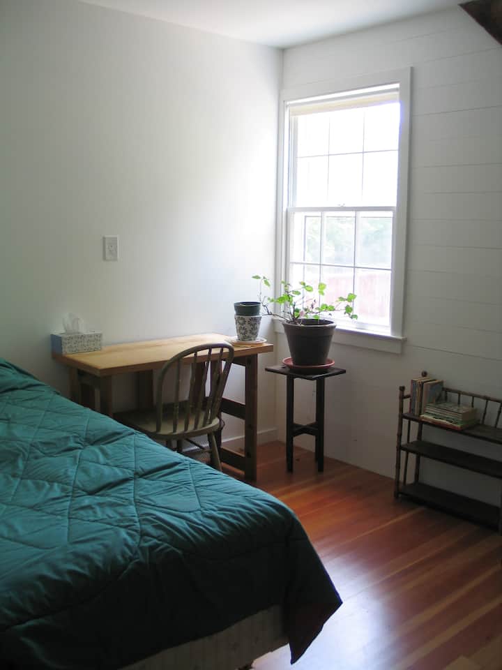 シングルベッドとデスクを備えた3つ目のベッドルーム。