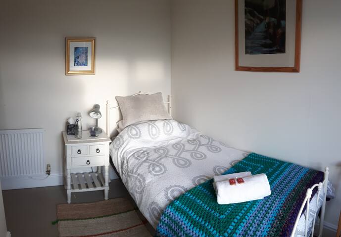 Single bedroom, close to town centre