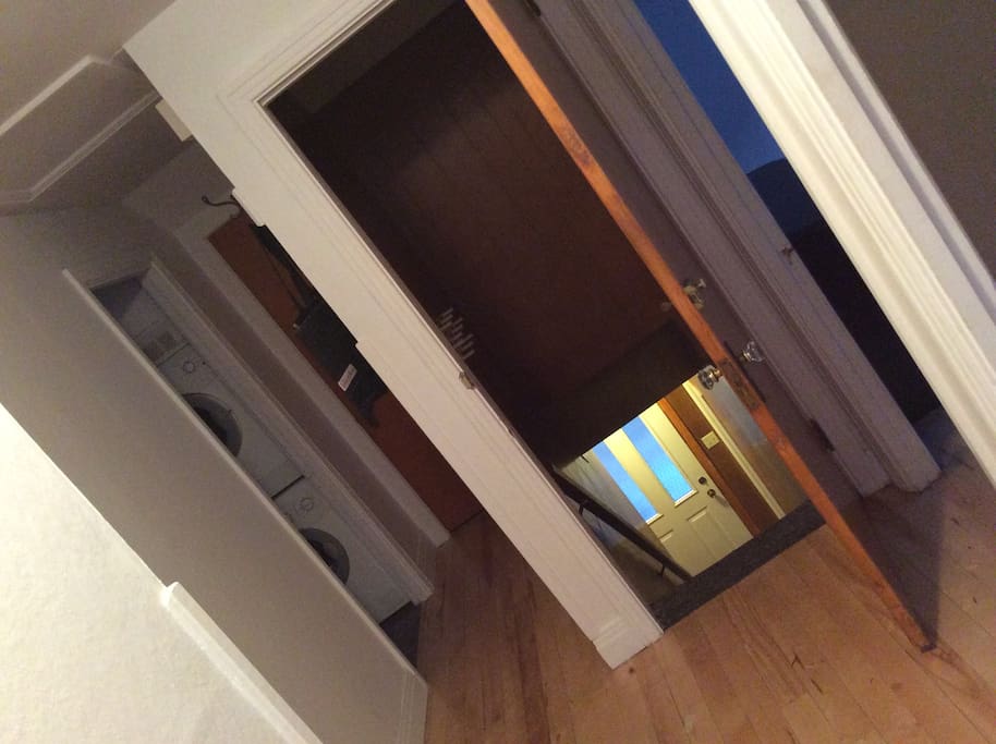 L'escalier qui mène à l'appartement au deuxième