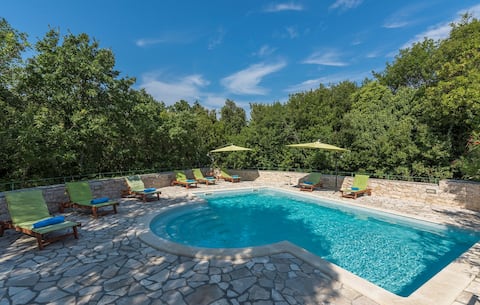 Popular Airbnb listing: Villa ana with shared pool in resort vlakovo in Gora Glušići