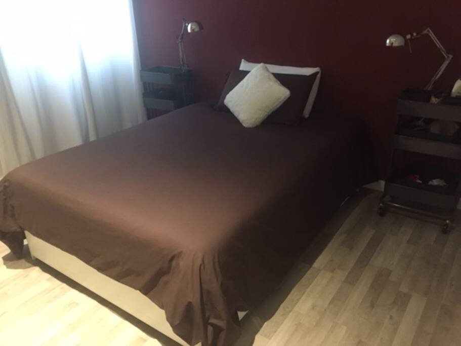 Bright bedroom with double bed + under bed storage