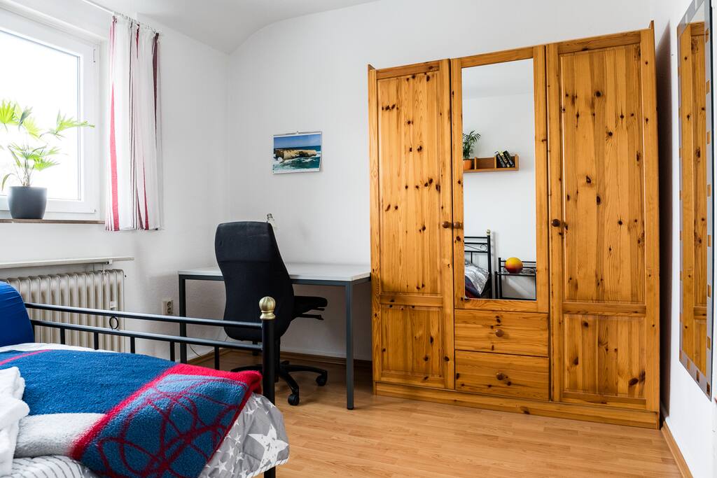 Schrank und Schreibtisch
