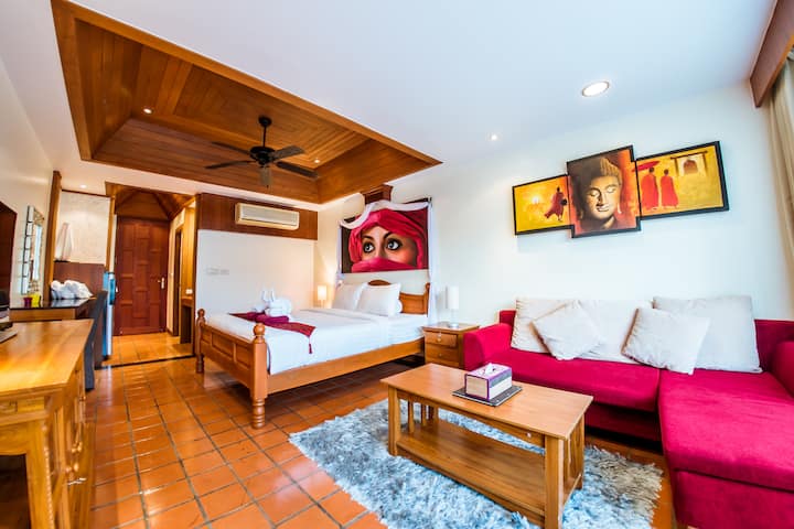 غرفة نوم رقم 2 مع أريكة 