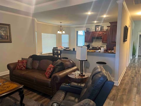 3 bedroom 2 bath Townhome Approximaley 2000 sq ft.