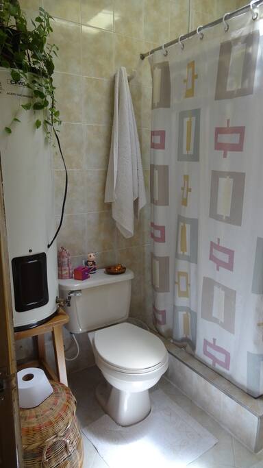Baño privado, interno.
